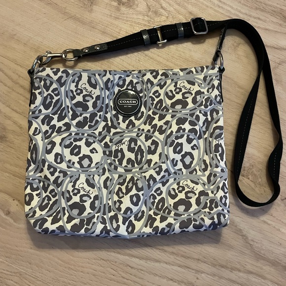 Authentic COACH monogram purse - Picture 3 of 8